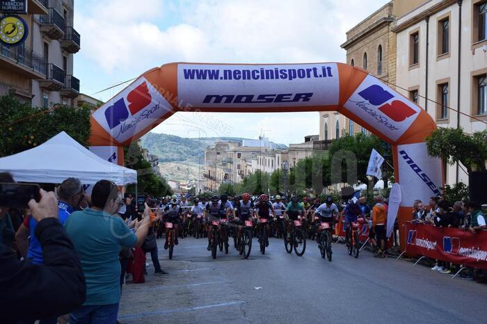 Il campione del mondo Xcm Paez Leon alla Granfondo Valle dei Vini di mountain bike a Sambuca