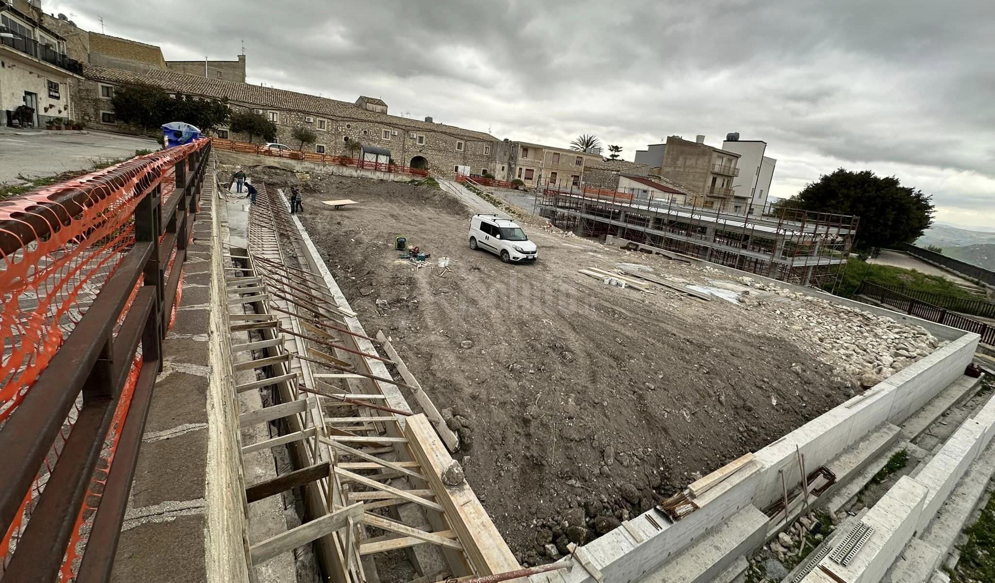 Campo di calcetto comunale con tribuna a Sant'Anna di Caltabellotta, lavori in fase avanzata