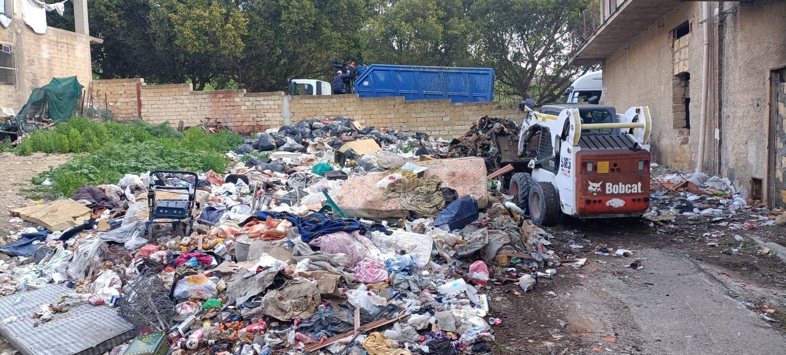 Bonifica attorno agli alloggi inagibili di via Tevere a Ribera, area di spaccio