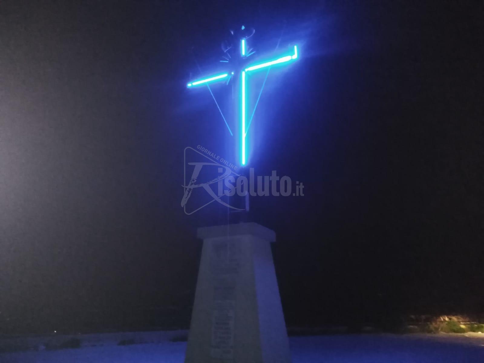 La Croce spezzata dalla tromba d'aria del 2022 torna ad illuminare il cielo di Santa Margherita Belice
