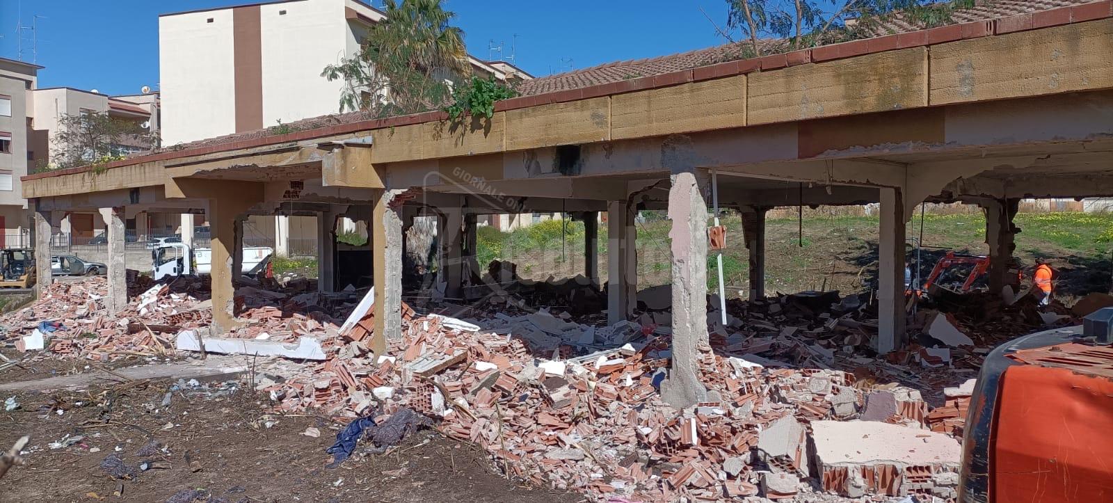 Ribera, demoliti i locali di viale Europa e stranieri irregolari sorpresi in una ex cantina (Video)