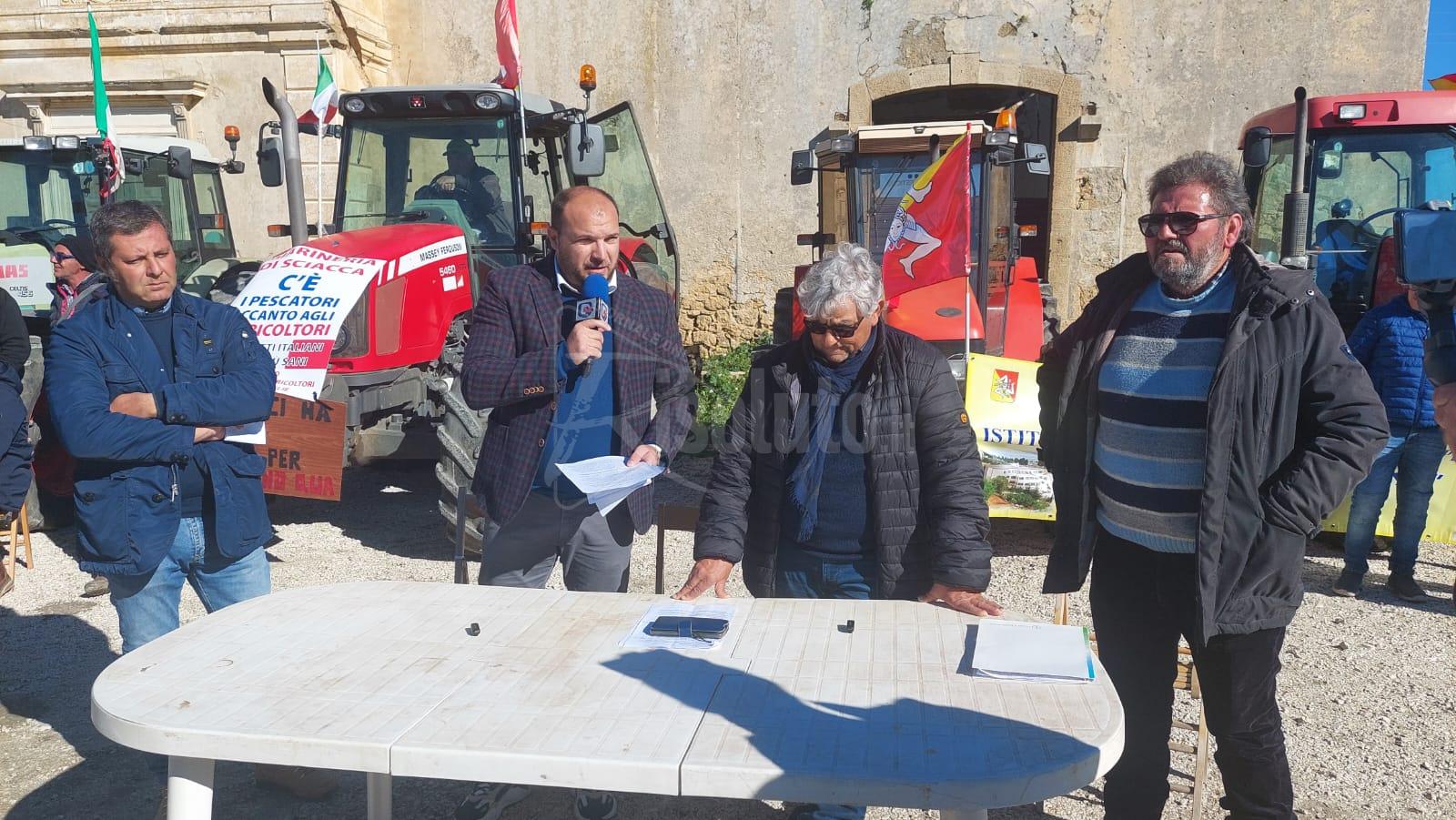 La protesta degli agricoltori al bivio Gulfa: “Basta alle speculazioni sulla nostra pelle” (Video)
