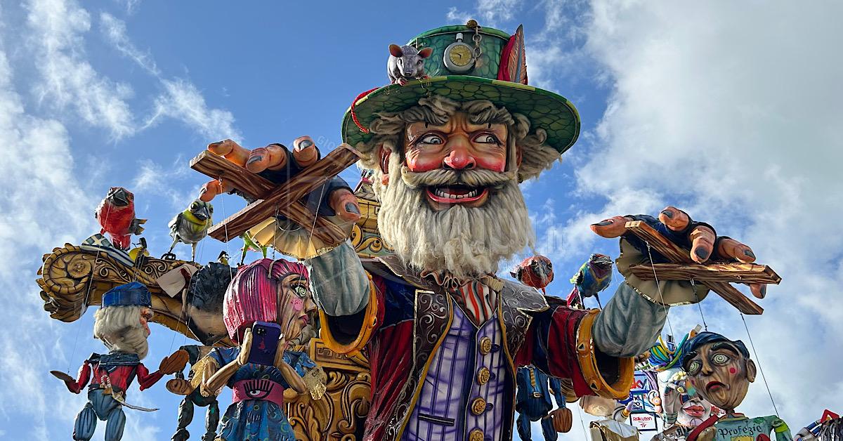 Via alla sfilata del Carnevale di Sciacca e primi giudizi sui carri (Video)