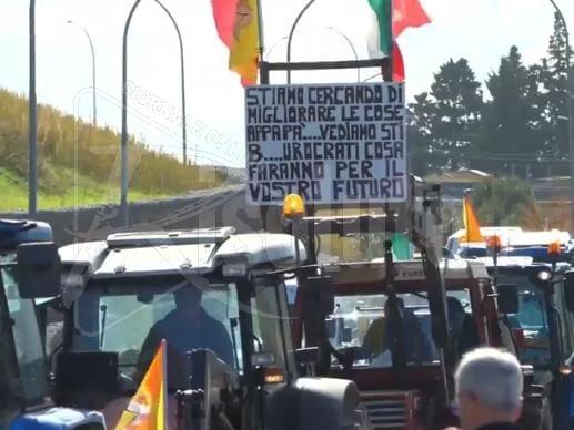 Protesta trattori, un nutrito corteo sulla Palermo-Agrigento