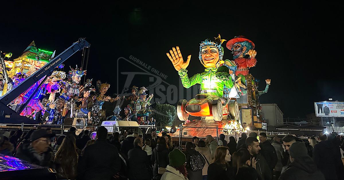 Carnevale di Sciacca, si accendono le luci dei carri in piazza La Rosa (Video)