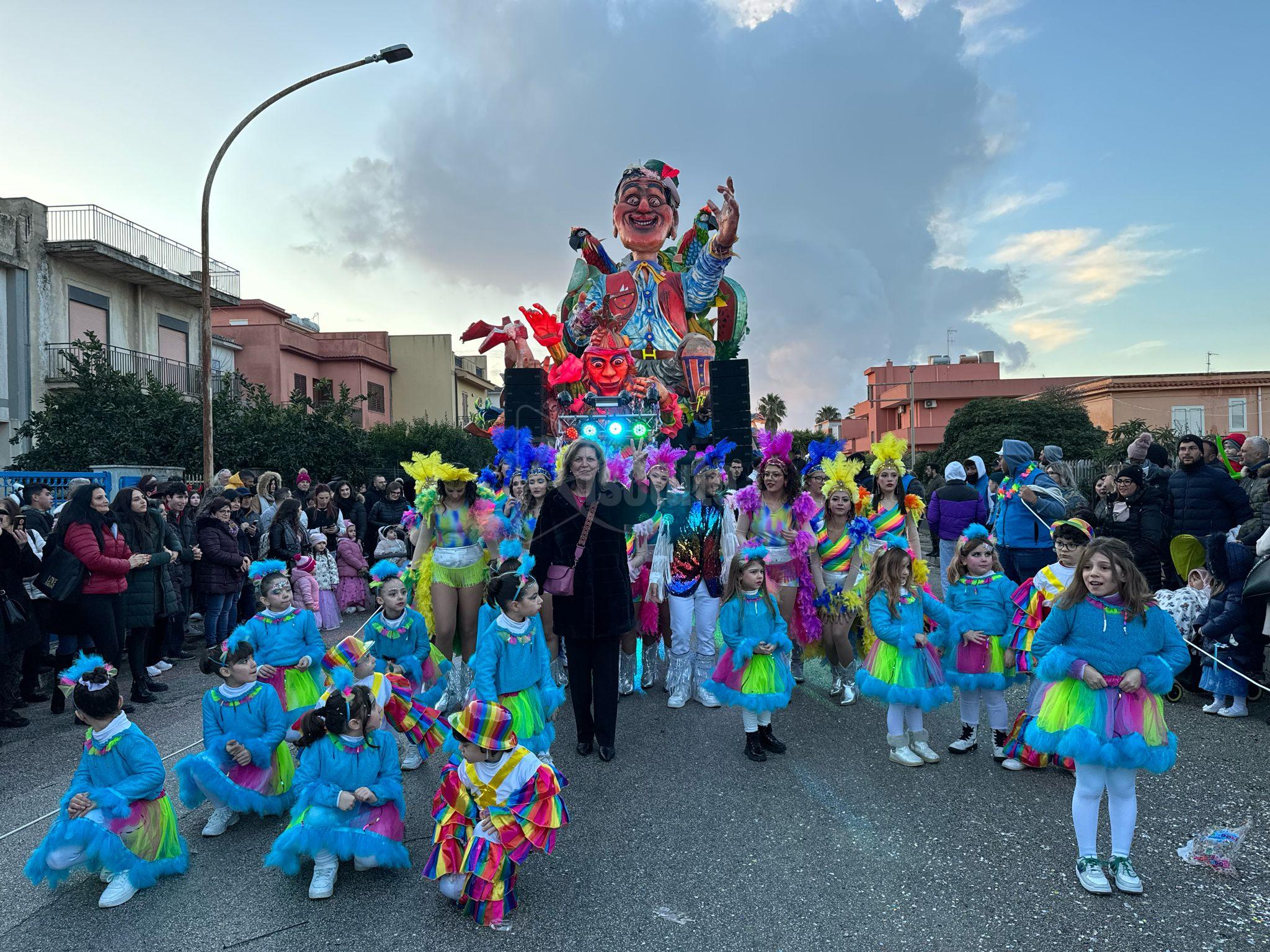 Sfilata di carri allegorici a Montevago, il sindaco: “Questa festa è ormai tradizione” (Video)