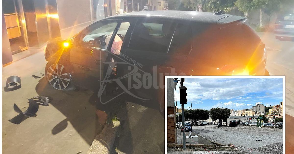 Incidente stradale in via Modigliani a Sciacca, danni al semaforo