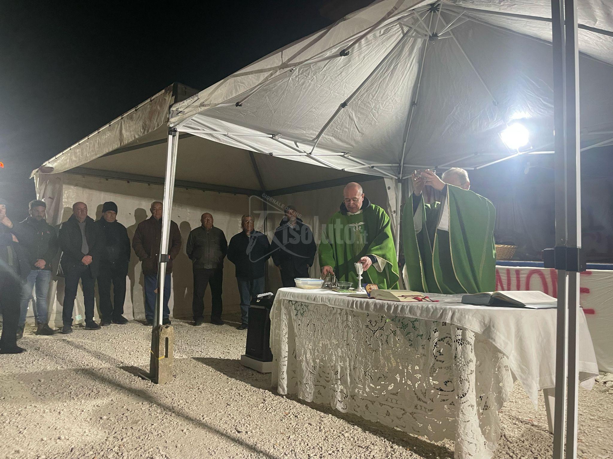 Una messa per gli agricoltori in protesta al bivio Gulfa