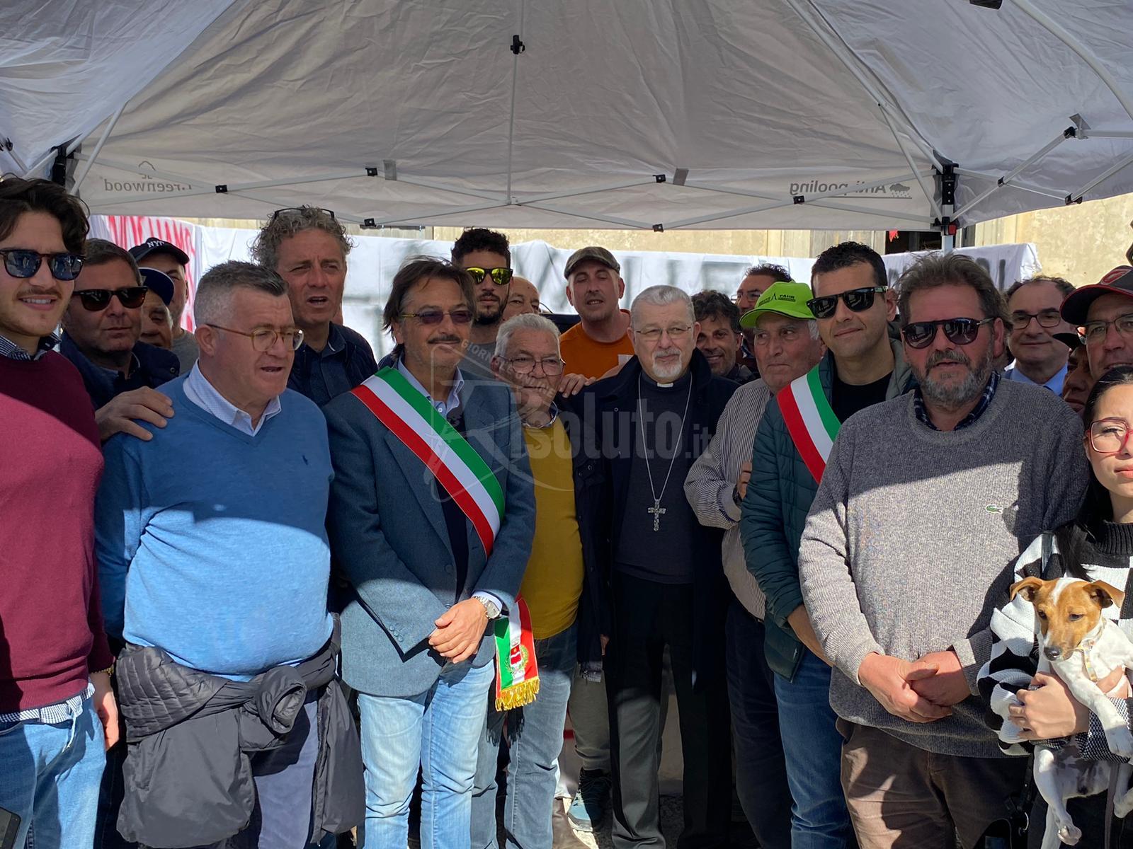 Il vescovo Damiano dagli agricoltori in protesta al bivio Gulfa: "La chiesa agrigentina e' con voi" (Video)