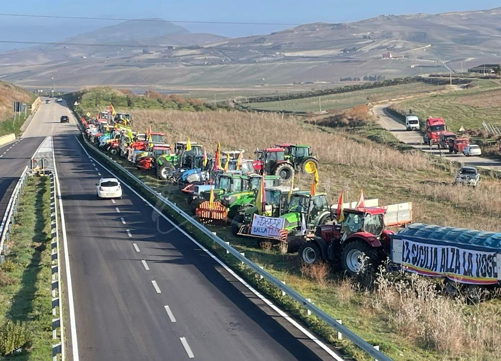 Protesta degli agricoltori Valle del Belice sulla Sciacca-Palermo, La Marca: " La politica agricola comune ci danneggia"