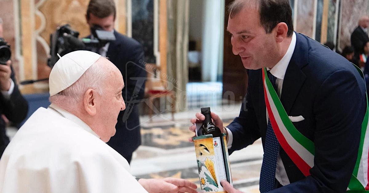 Lucca Sicula, il sindaco dona l’olio extravergine d’oliva a Papa Francesco