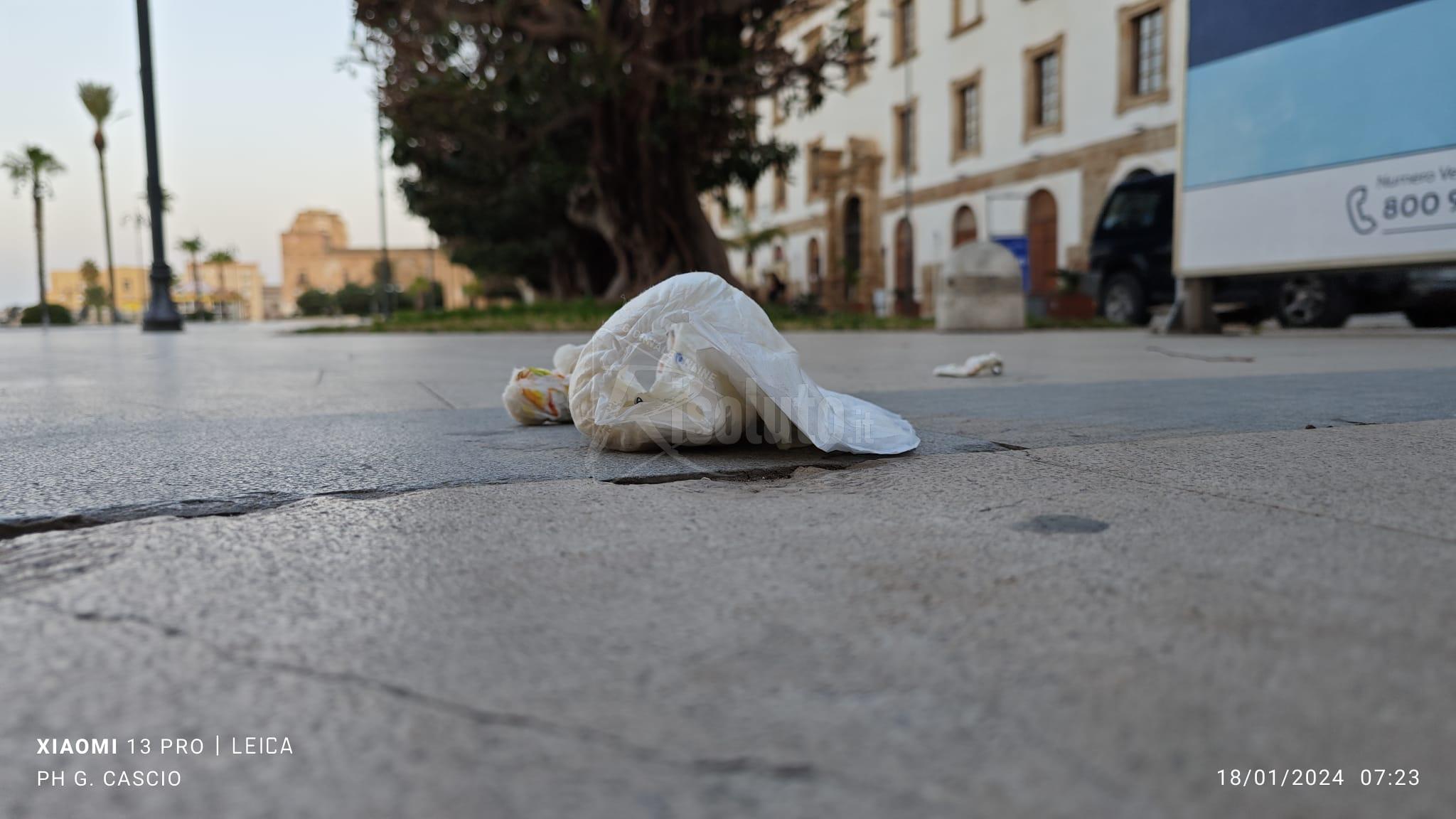 Pannolini sporchi abbandonati in piazza Scandaliato, senso civico questo sconosciuto