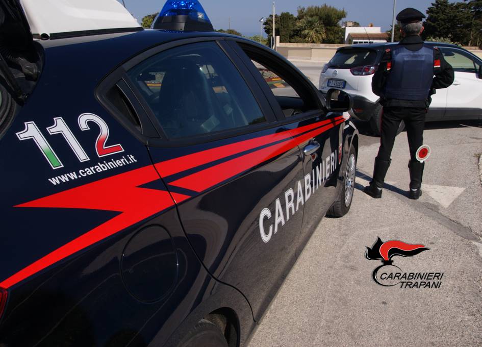 Lo fotografa mentre viola il divieto di avvicinamento, arrestato pregiudicato di Alcamo