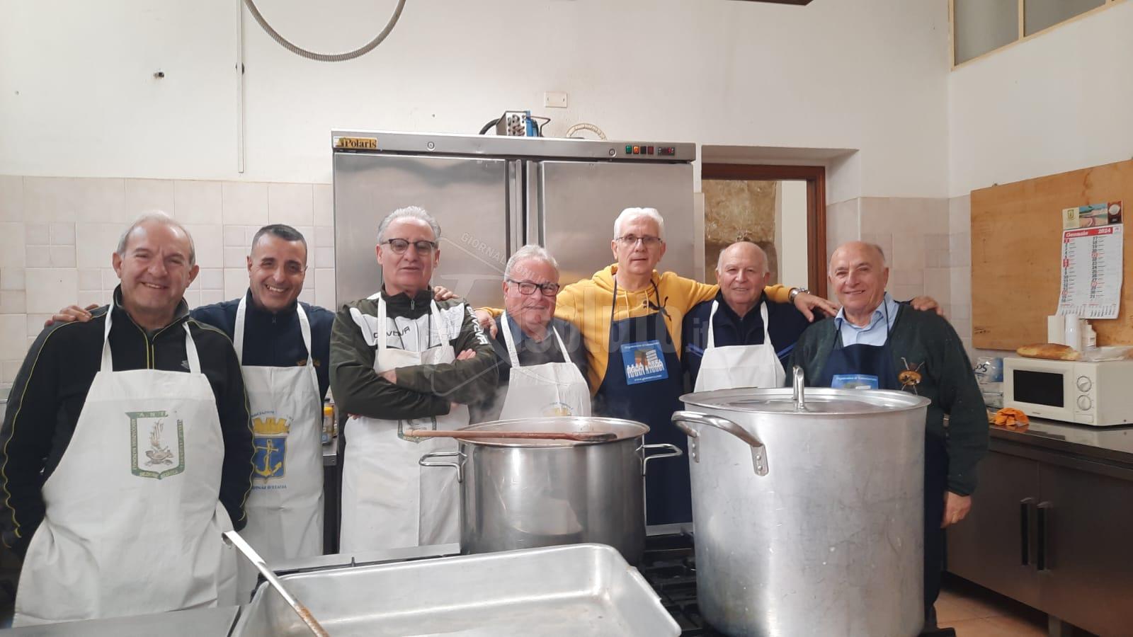 Finanzieri e Marinai d'Italia di Sciacca preparano il pranzo della domenica alla Mensa della Solidarietà