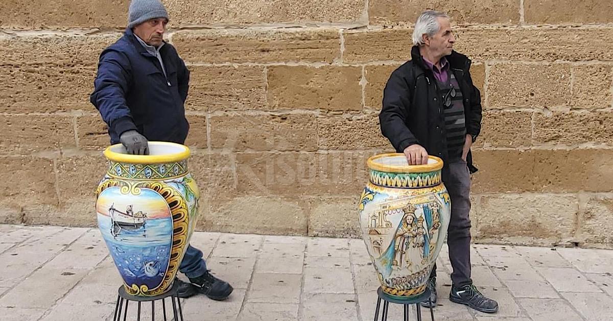 Venti giare in ceramica nella via Roma a Sciacca videosorvegliata 