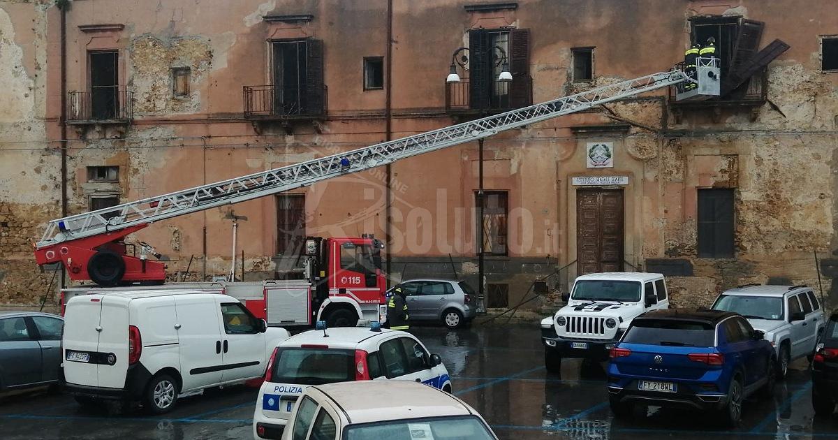 Persiane complesso San Domenico staccate dal vento, intervento vigili del fuoco di Sciacca