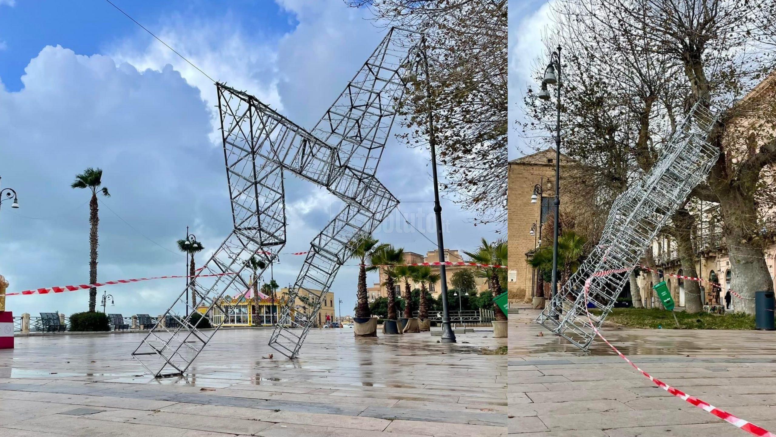 Maltempo, a Sciacca cade la stella di Natale in piazza Scandaliato