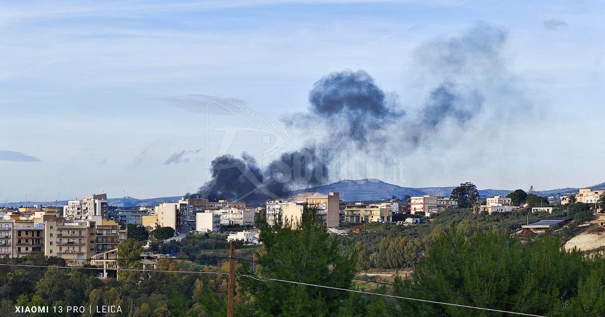 Bruciano cassonetti in una cantina a Santa Maria, fumo nel cielo di Sciacca