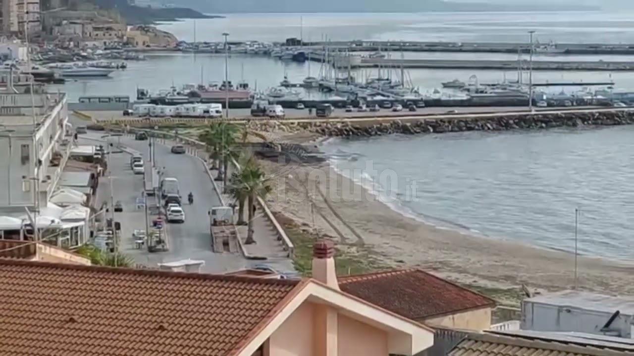 Puzza nauseabonda allo Stazzone, lavori di pulizia in corso allo scarico fognario (Video)
