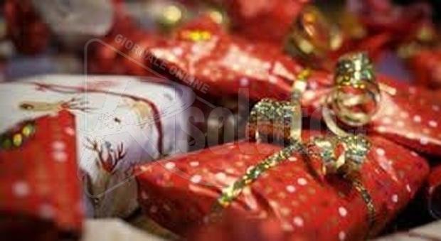 Lasciano i regali di Natale in auto e non li trovano al ritorno