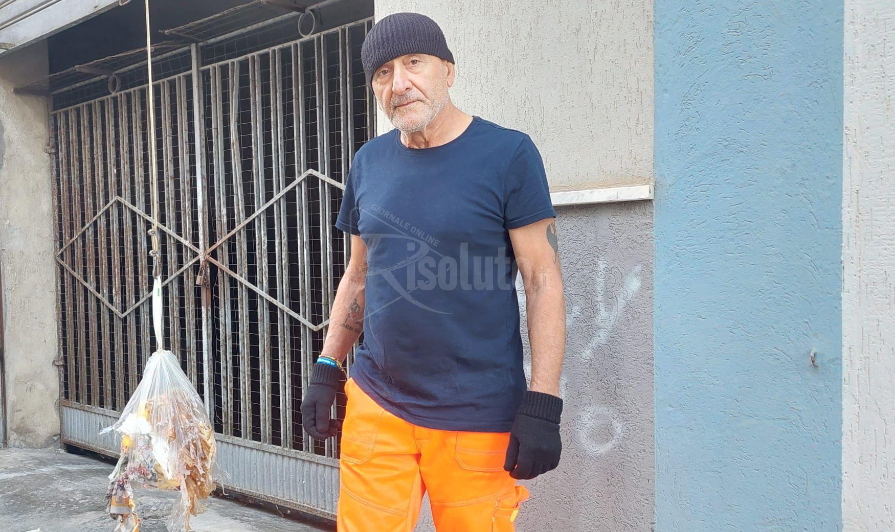 Nel 2023 a Sciacca ancora sacchetti pieni di rifiuti che penzolano dai balconi (Video)