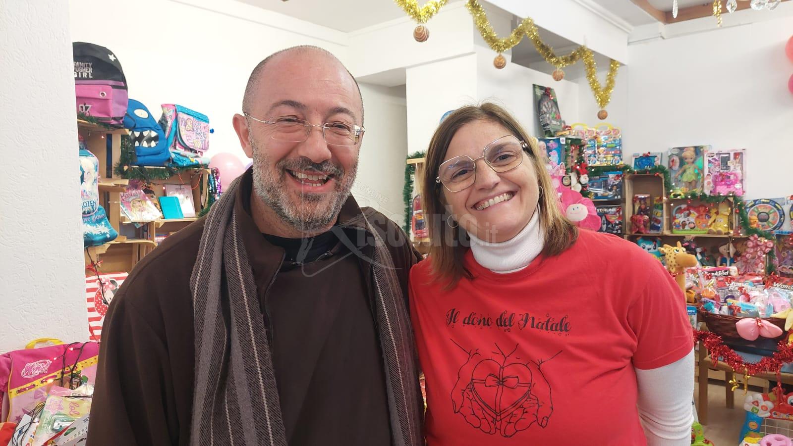 Doni per i bimbi come in un negozio vero, Fra' Michele: "Questo per noi e' Natale" (Video)