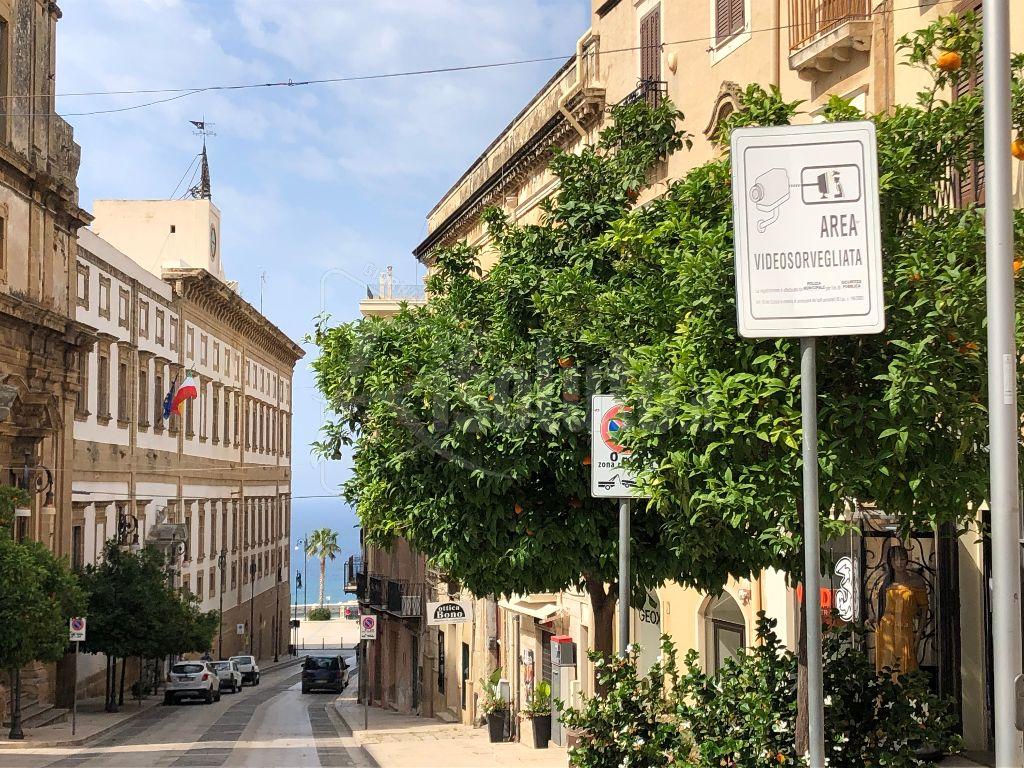 Tre nuove telecamere e giare in ceramica per la via Roma a Sciacca