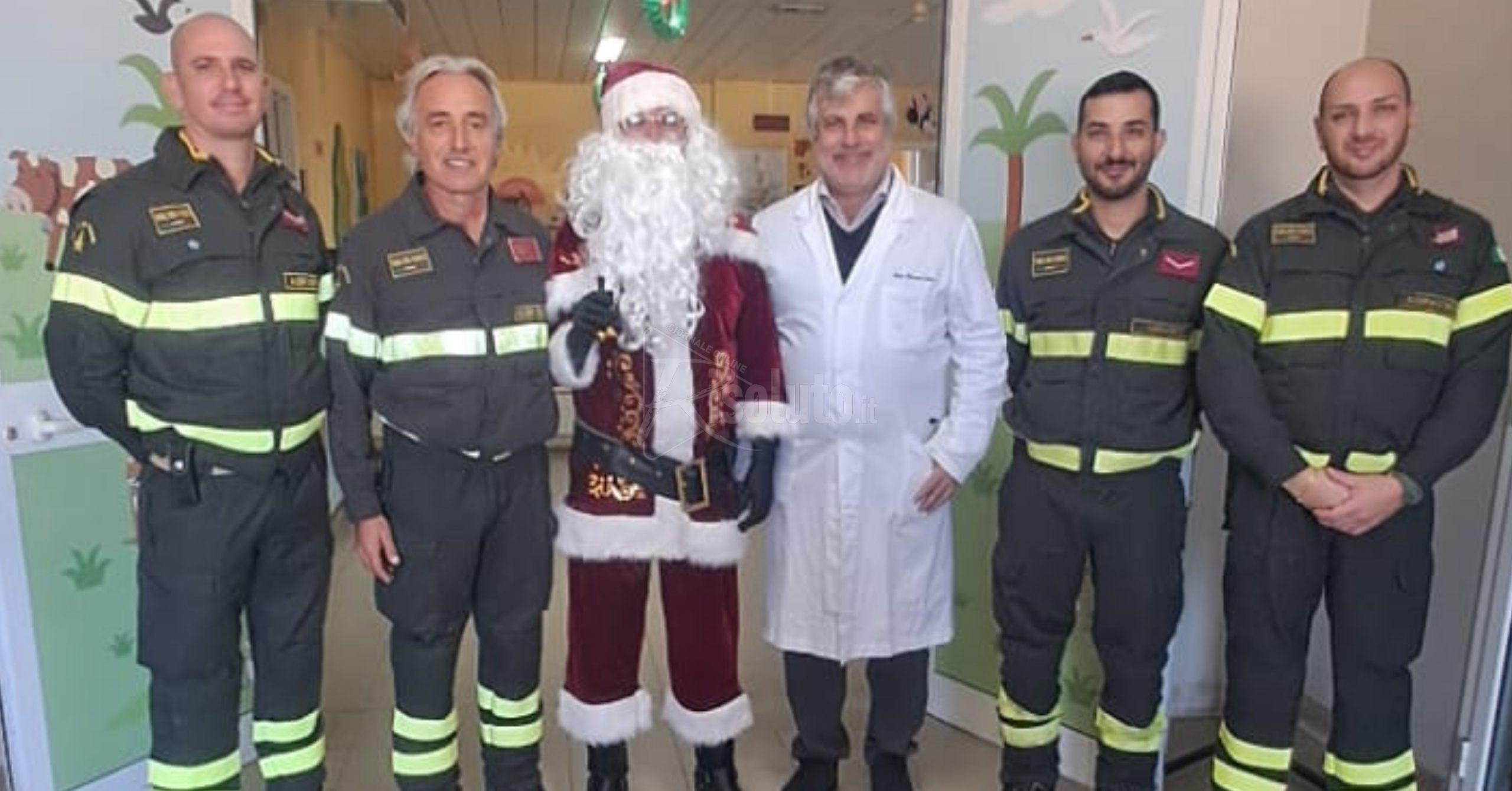 Vigili del fuoco di Sciacca portano la magia del Natale ai bambini ricoverati (Video)