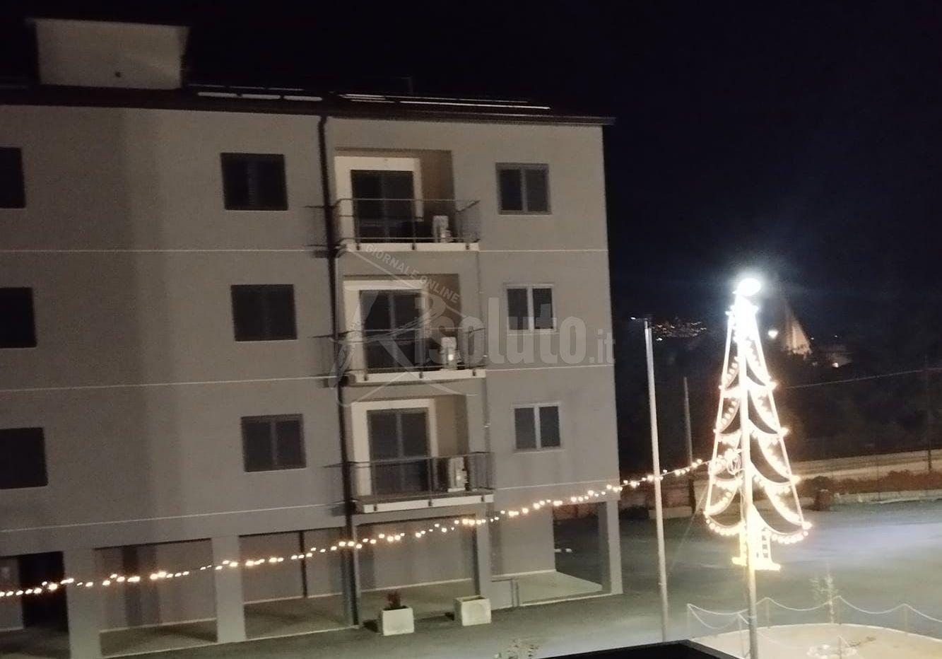 Arriva il Natale alle palazzine di via Fani a Ribera insieme alla luce