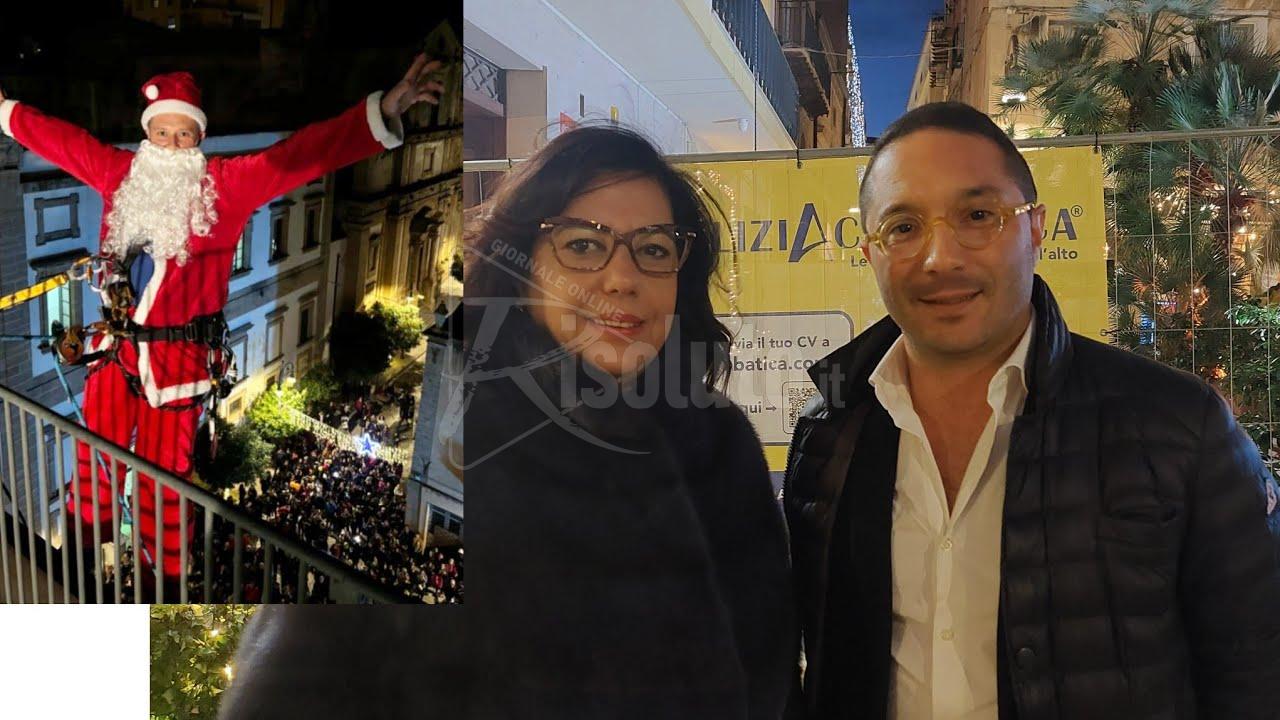 Babbo Natale ed elfi acrobatici incantano grandi e piccini a Sciacca  (Video)