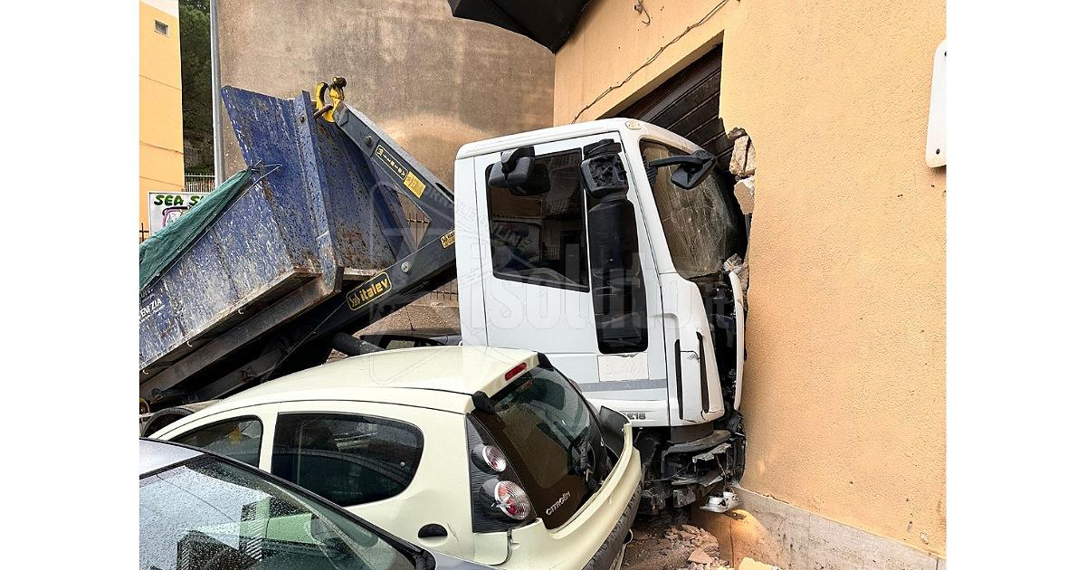 Camion si schianta contro un magazzino al porto di Sciacca, ferito il conducente