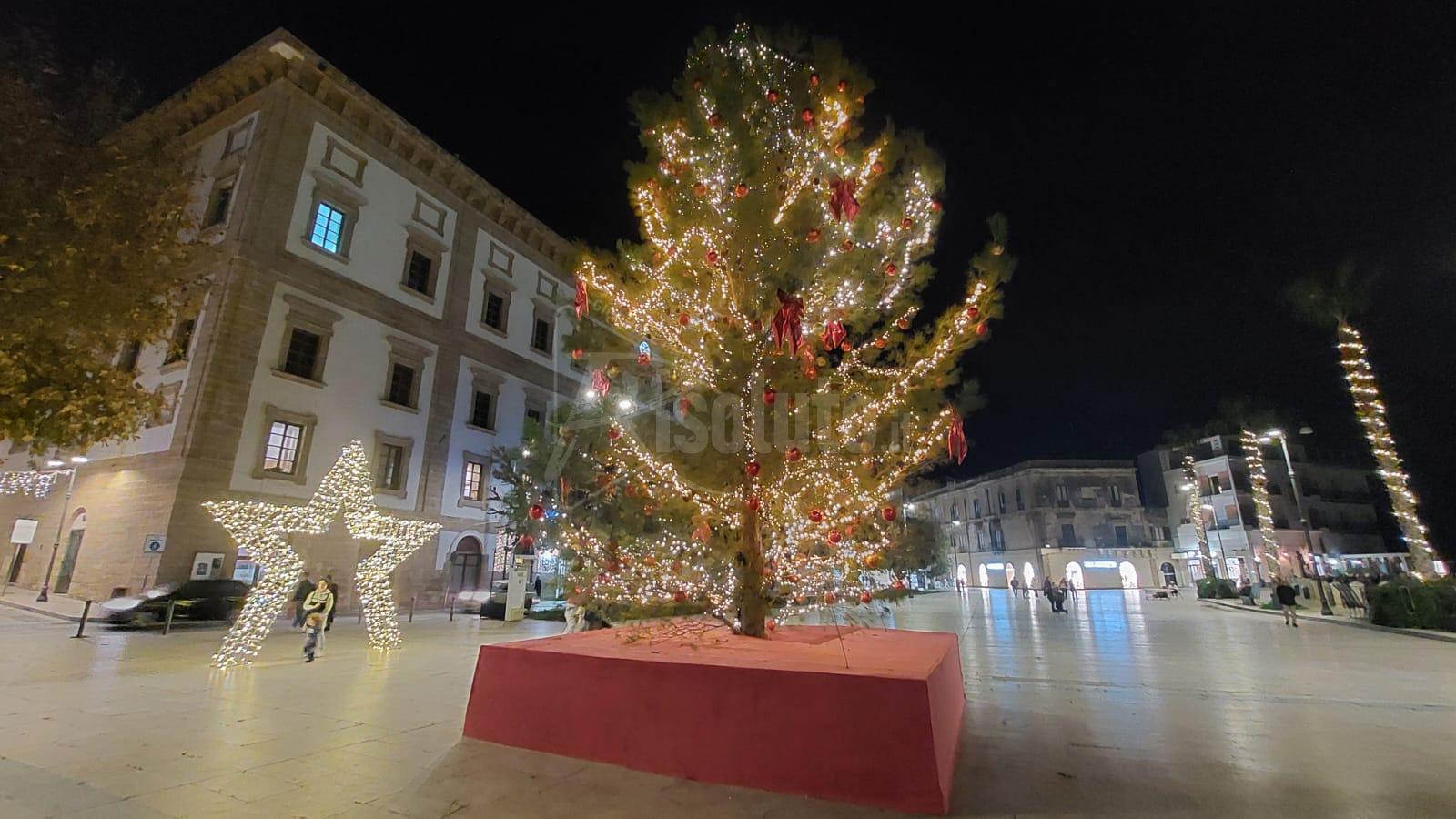 Acceso l'albero di Natale di piazza Scandaliato