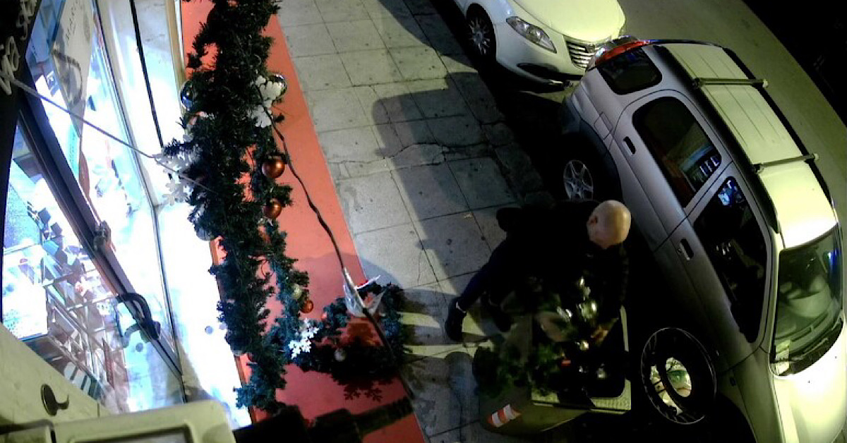 A Palermo rubano anche le decorazioni natalizie dei negozi
