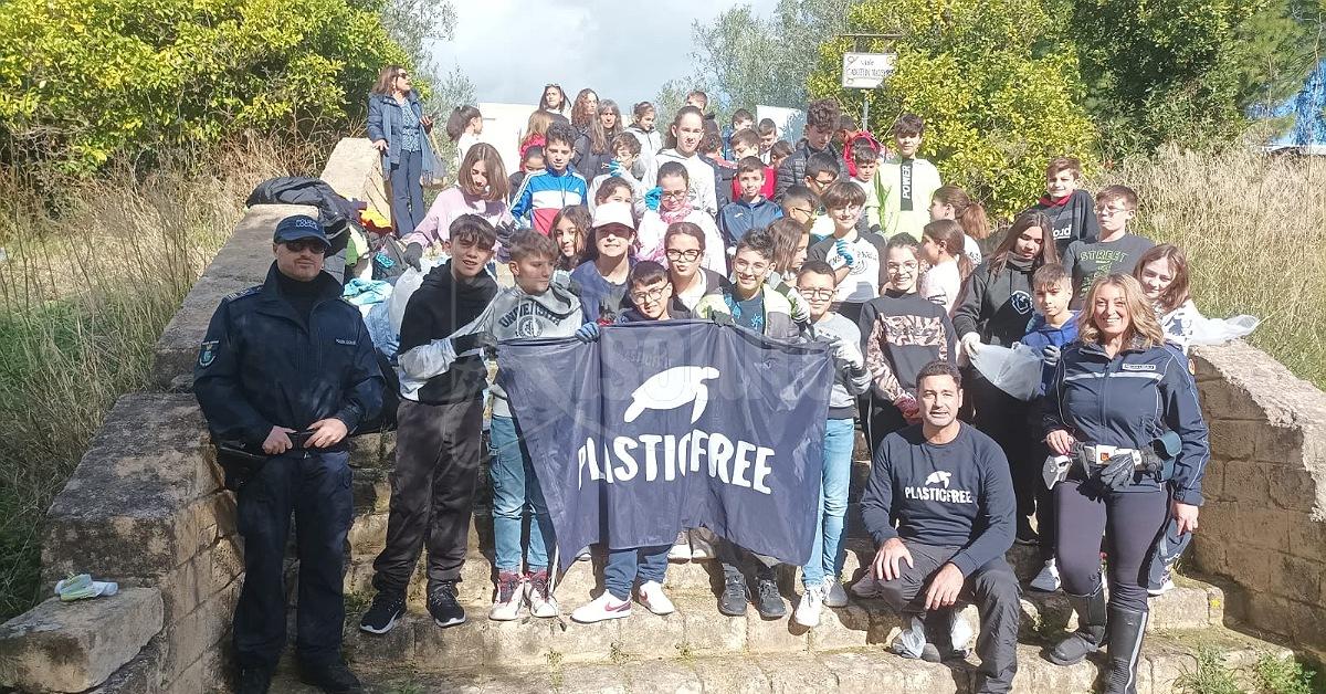 Plasticfree, 90 studenti della Mariano Rossi di Sciacca ripuliscono il giardino Caduti