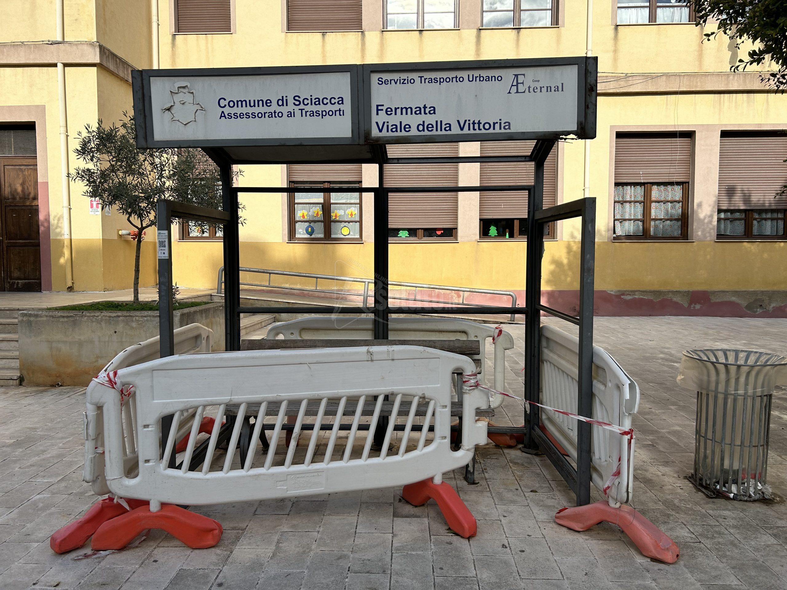 Pensilina transennata da quasi tre mesi davanti a una scuola di Sciacca