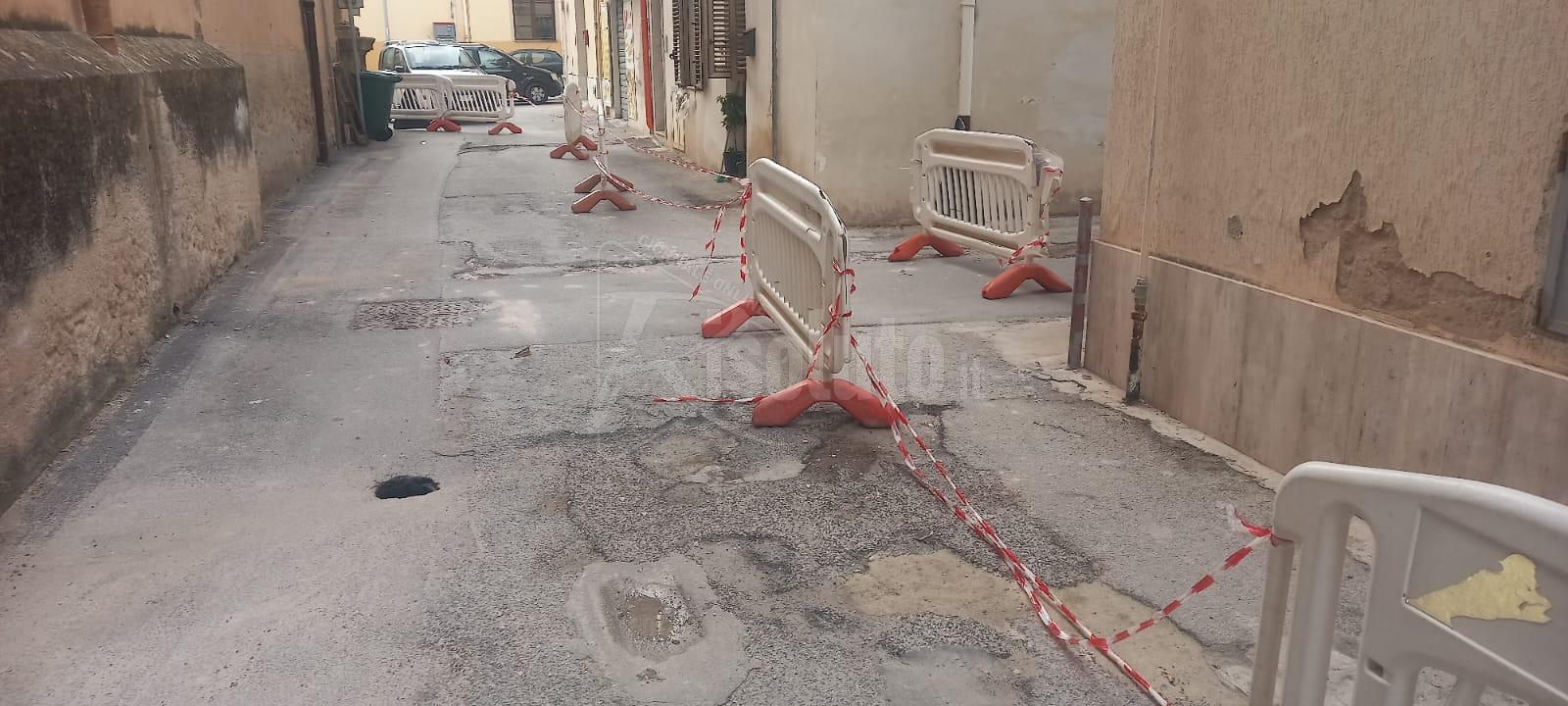 Sciacca, Aica inizia i lavori in via Piave dove la strada da giorni è transennata