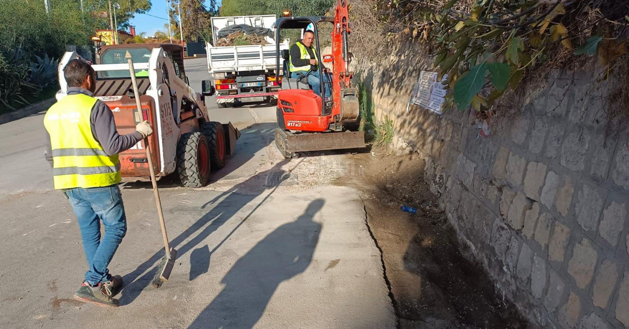 Lavori di pulizia cunette e sfangamento stradale a Sciacca