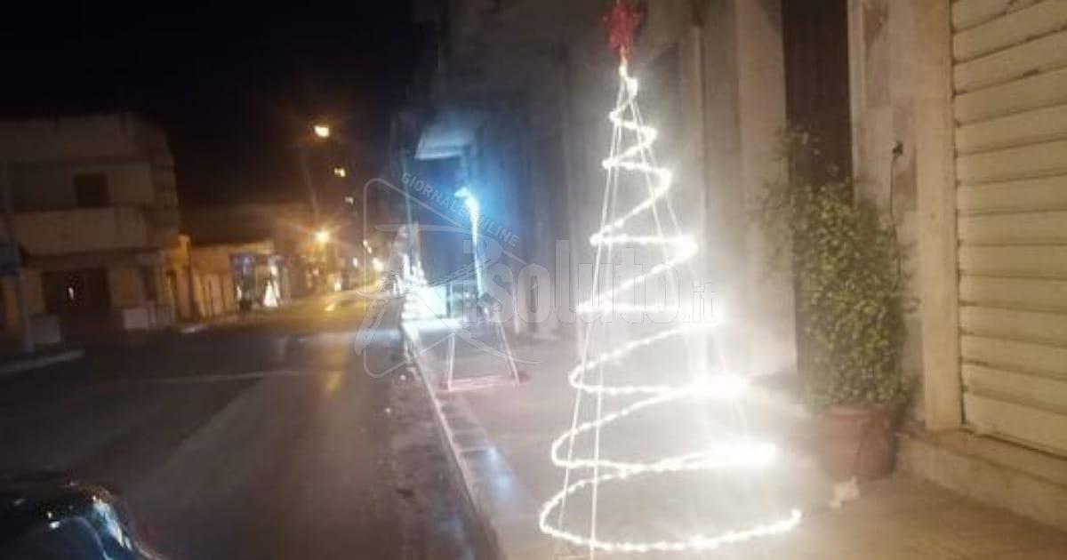 Fondi della Regione a Menfi per il Natale ed i commercianti illuminano via Inico, il sindaco: "Spiccato senso di comunità"