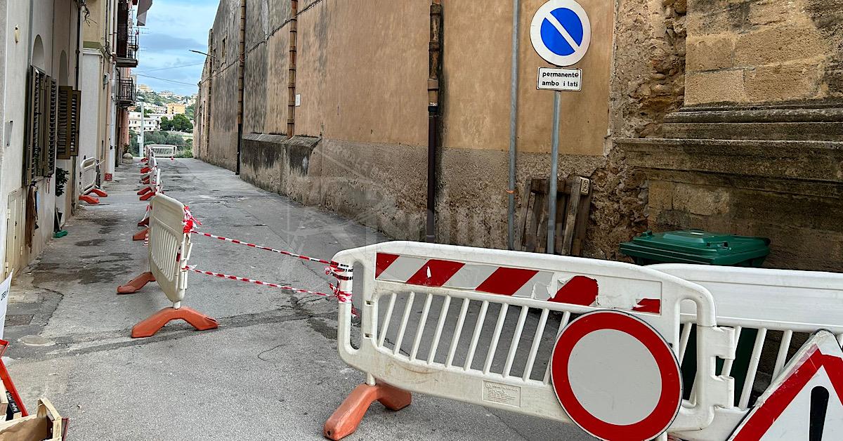 Cede l'intonaco della chiesa di Sant'Agostino a Sciacca, transennata via Piave (Video)