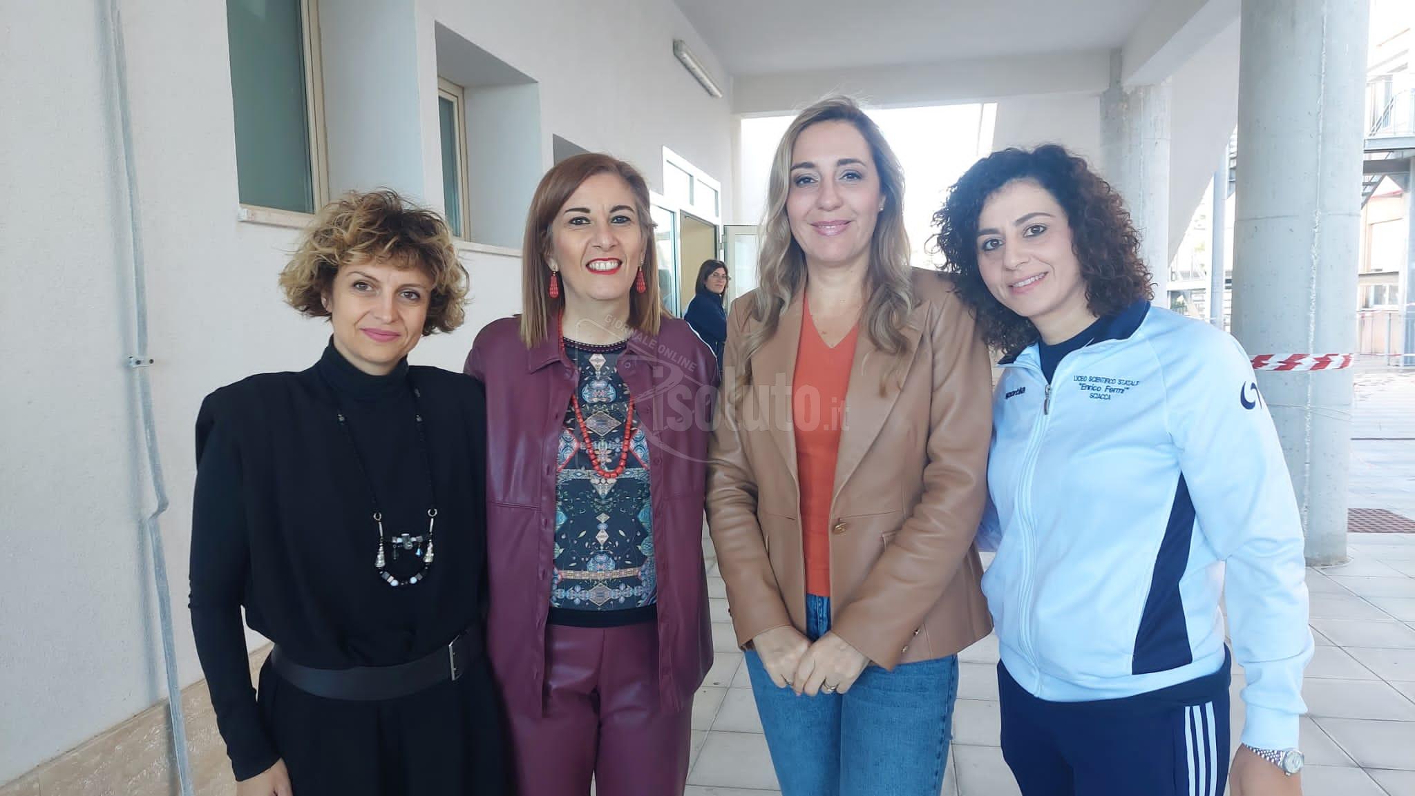 La storia di Elena Posarelli, da abusata a missionaria, raccontata agli studenti di Sciacca (Video)