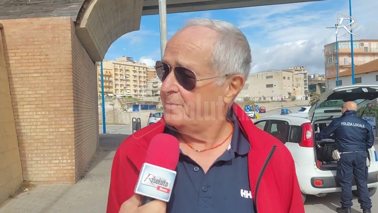 Sciacca, si stacca un giunto dal manto stradale e danneggia un’auto allo Stazzone (Video)