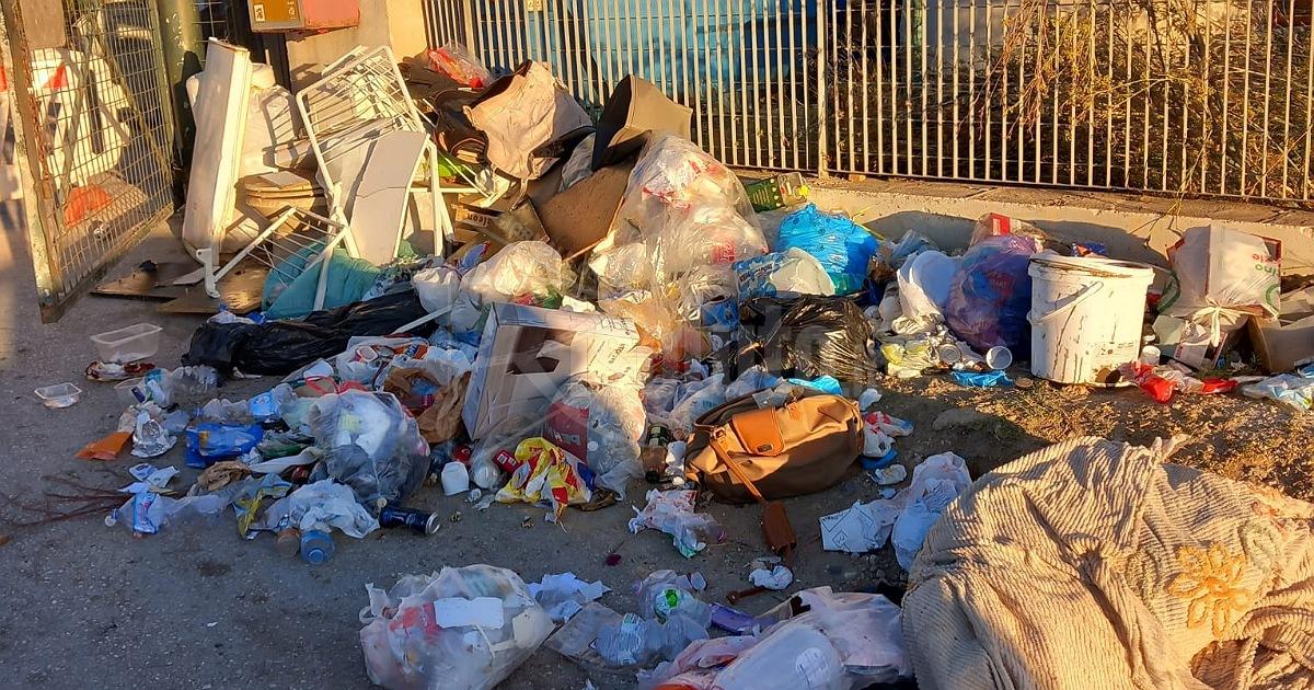 Telecamere spente e “sporcaccioni” in azione davanti all’isola ecologica di Sciacca