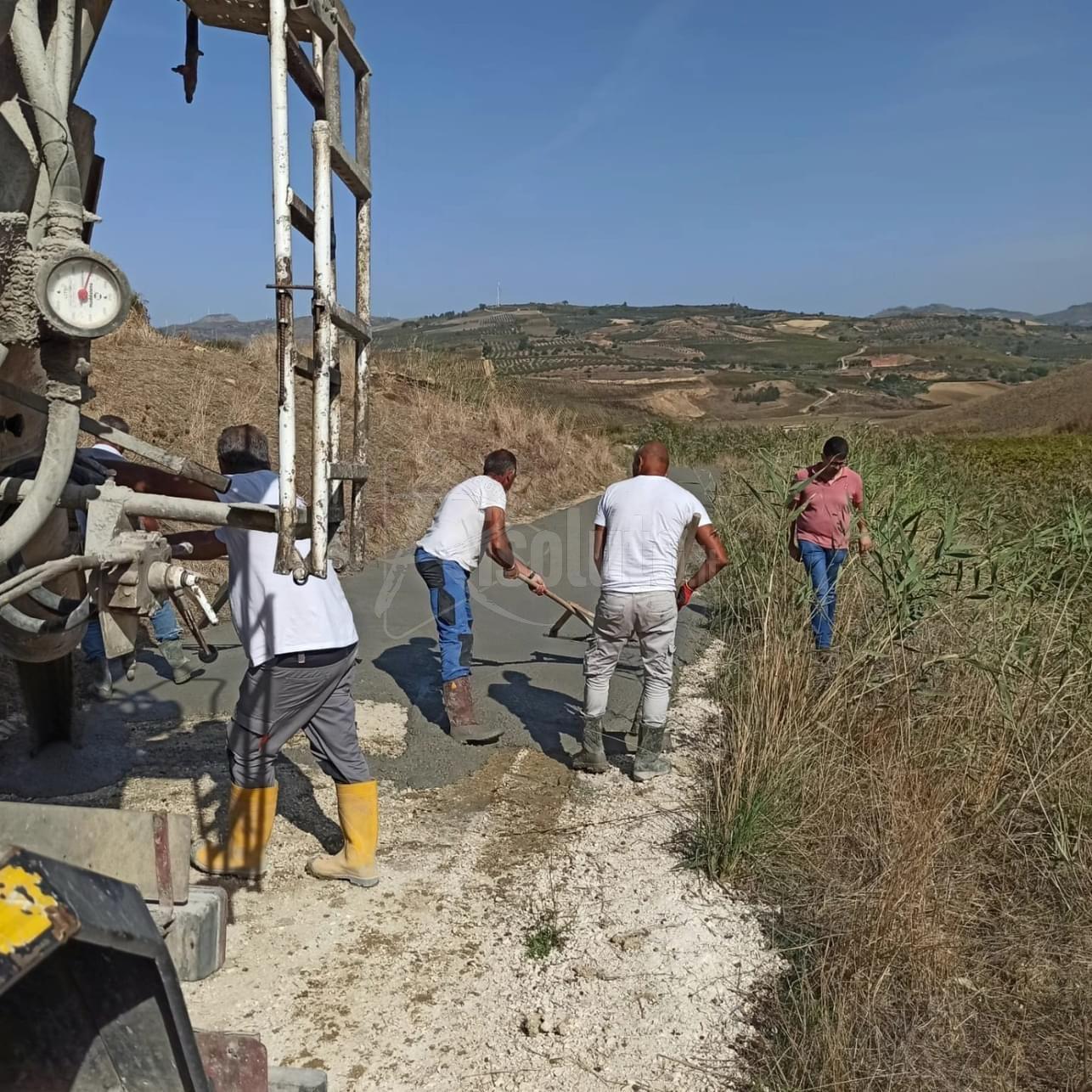 Montevago, il Comune fornisce il calcestruzzo e gli imprenditori agricoli sistemano le strade rurali