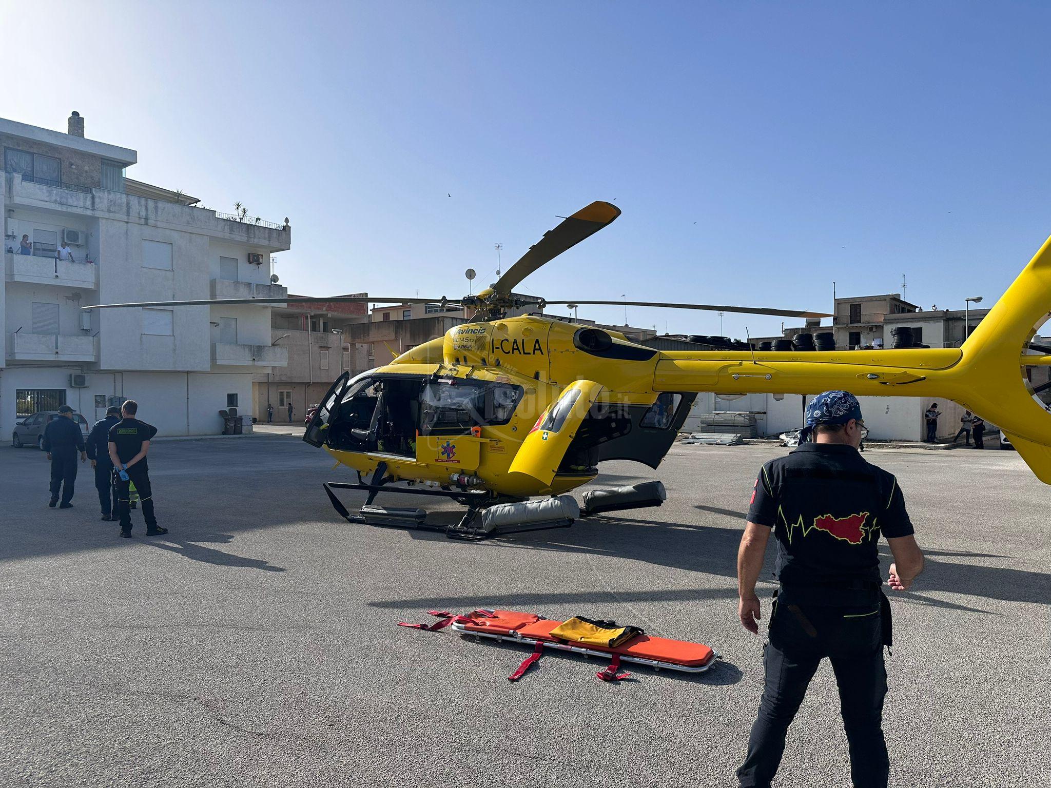 Elisoccorso atterra nel centro di Menfi per trasferire un ferito a Caltanissetta