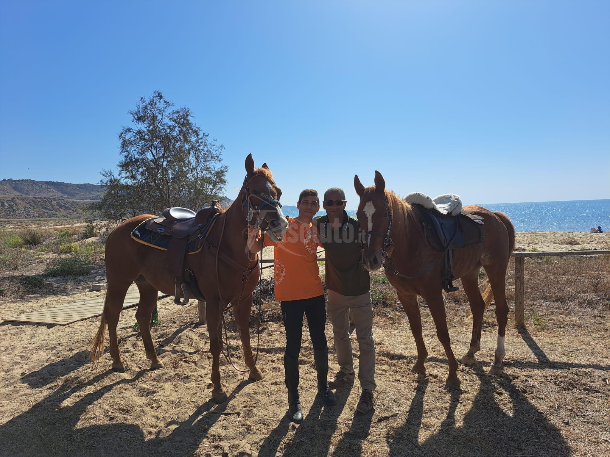 Passeggiata con 40 cavalli a Torre Salsa, il sindaco di Montallegro: “Equiturismo in crescita”