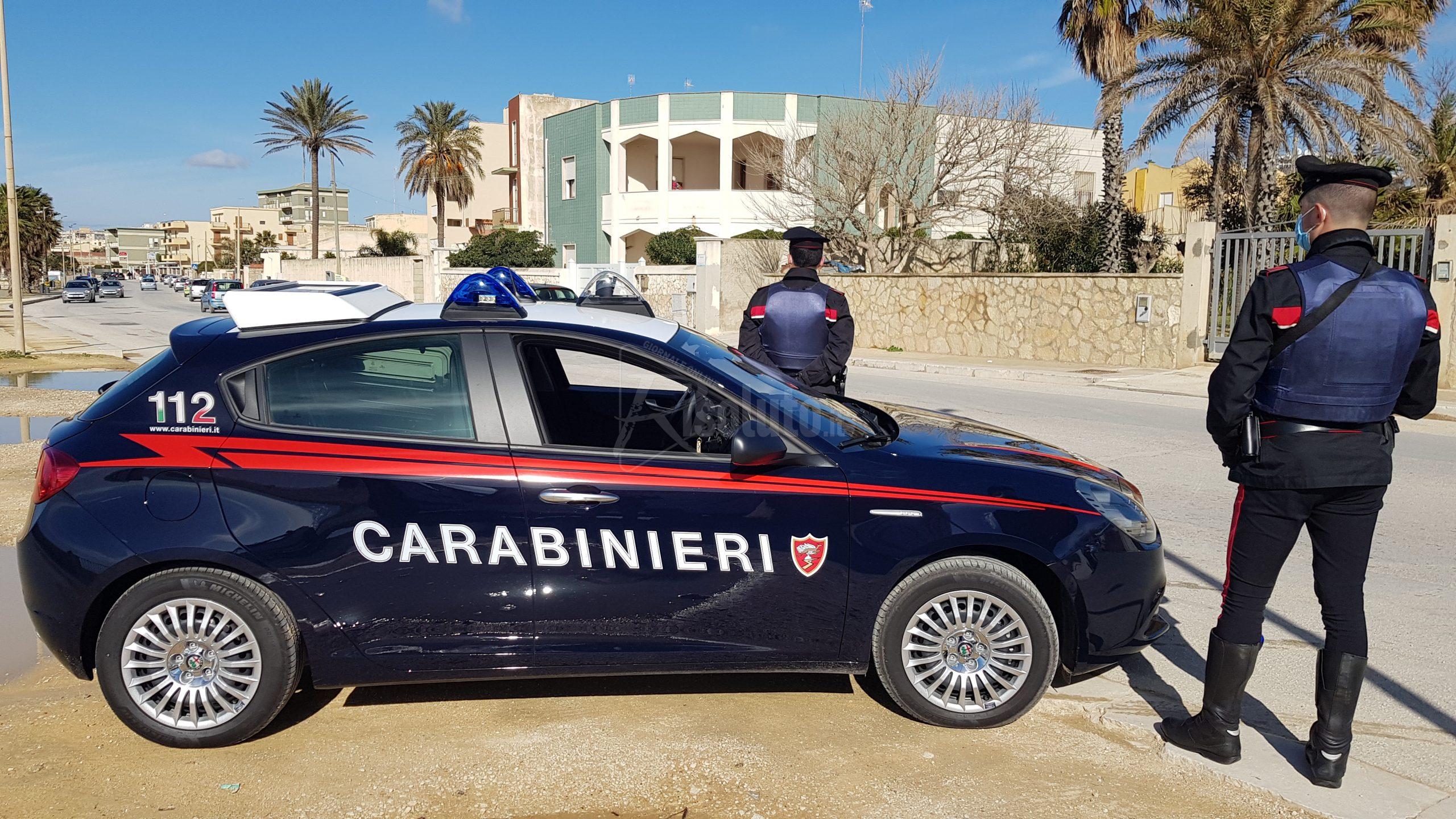 Festeggia compleanno ai domiciliari, arrivano i carabinieri e il figlio lancia la droga dalla finestra