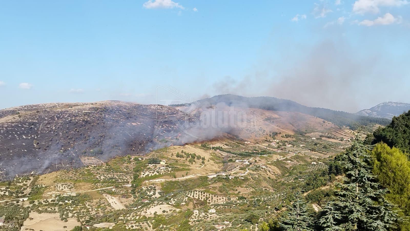 Un incendio minacciava il teatro Andromeda di Santo Stefano di Quisquina, spento grazie a un canadair (Video)