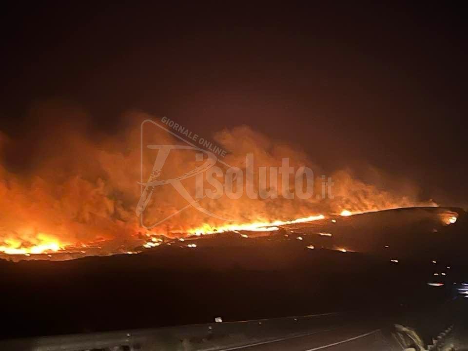 Vasto incendio a Sambuca, danni ingenti e agricoltori di guardia ai poderi