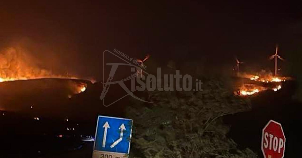 Un incendio brucia da parecchie ore le campagne di Sambuca