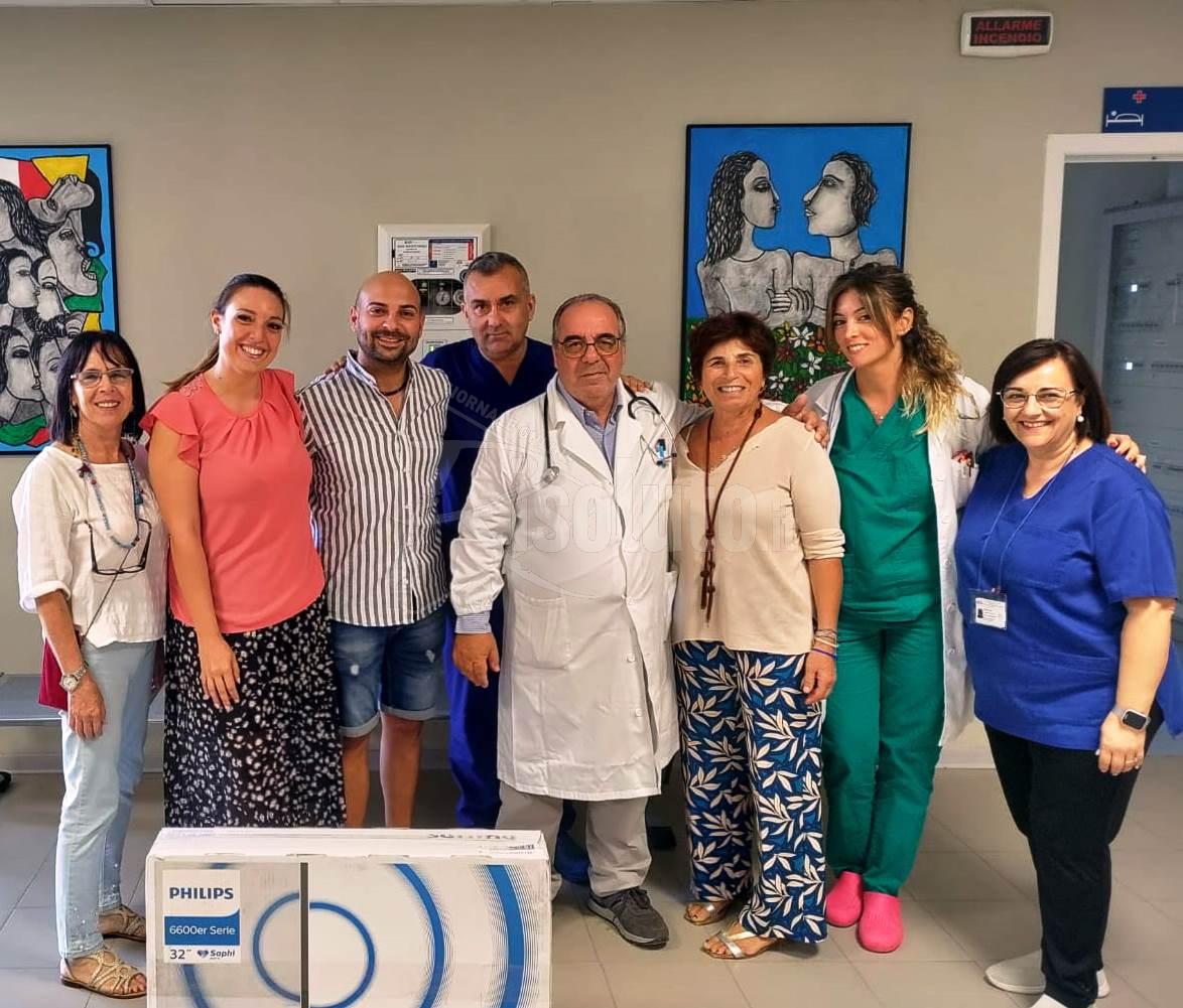 Novelli sposi donano un televisore per l'intrattenimento dei pazienti della nefrologia di Sciacca
